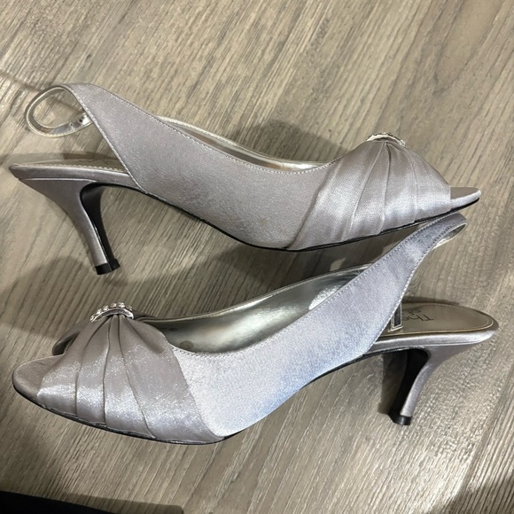The Touch of Nina Silver Slingback Heels Sz 7M Embellished Bow Bridal Party - Picture 4 of 10